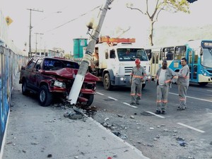 Carro bate poste juiz de fora (Foto: Letícia Duarte/G1)