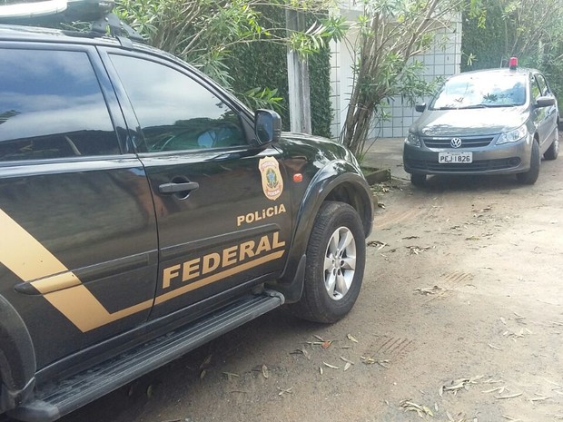 Operação contra venda ilegal de medicamentos em Camaragibe vai até a casa do prefeito (Foto: Bianka Carvalho/ Tv Globo)