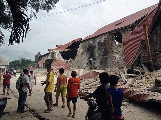 Filipinos saem às ruas para observar o quadro de destruição após forte terremoto atingir o país. (Foto: Robert Michael Poole / AFP Photo)