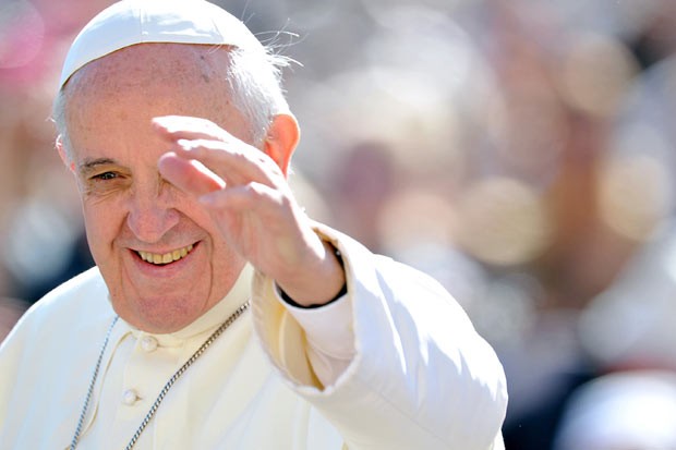 O Papa Francisco durante a audiência desta quarta-feira (18) na Praça de São Pedro, no Vaticano (Foto: AFP)