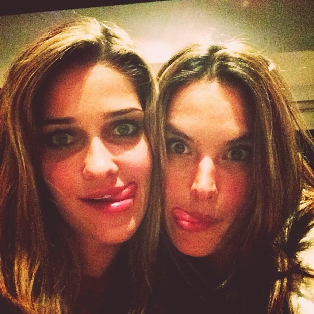 Ana Beatriz Barros e Alessandra Ambrósio fazem careta para foto (Foto: Instagram/ Reprodução)