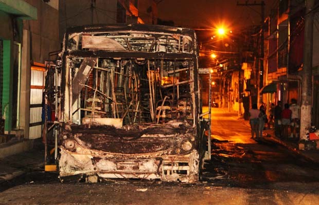  Dois ônibus são incendiados na Rua Doutor Miguel Vieira Ferreira e na Rua Cabo das Tormentas, esquina com a Estrada Dom João Neri na região de Lajeado, na Zona Leste de São Paulo. (Foto: Nivaldo Lima/Futura Press/Estadão Conteúdo)