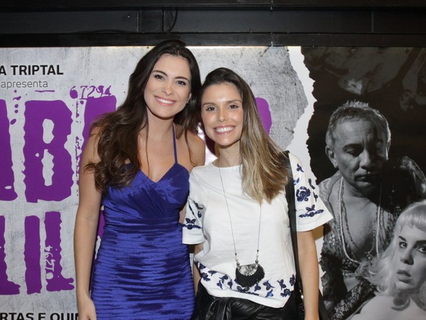 Ex-BBBs Kamilla e Flávia Viana em estreia de peça em São Paulo (Foto: Paduardo/ Ag. News)