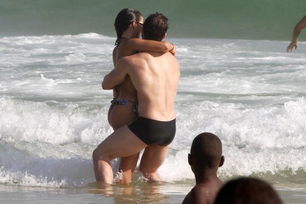 Pérola Faria e o namorado (Foto: Marcos Ferreira /PhotoRionews)