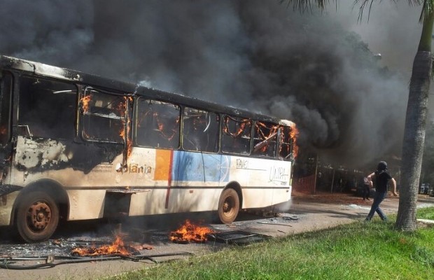 Manifestantes incendeiam onibus em Goiânia, Goiás (Foto: Reprodução/TV Anhanguera)