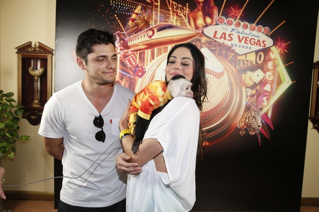 Bruno Gissoni e Carol Castro se divertem com macaquinho em Las Vegas (Foto: Felipe Panfili/AgNews)