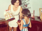 Mariana Rios posta foto da infância ganhando presentes 