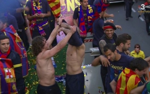 Puyol tenta tirar a roupa de Valdés (Foto: Reprodução Barça TV)