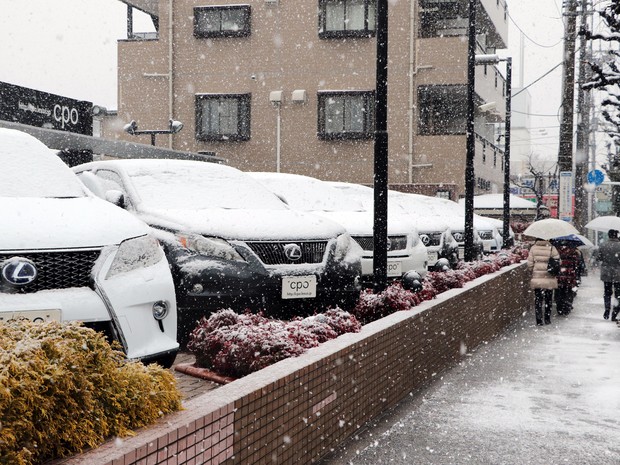 Neve cobre veículos em Tóquio nesta sexta-feira (30) e intensidade deve aumentar nos próximos dias (Foto: YOSHIKAZU TSUNO/AFP)