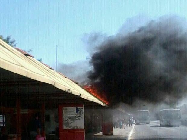 Fogo atingiu cobertura do terminal que ficou destruída (Foto: Divulgação)