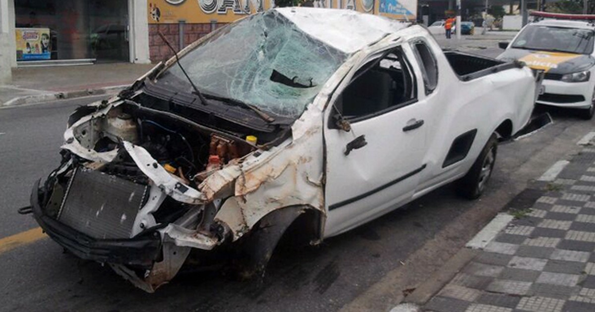 G Motorista Fica Gravemente Ferido Ap S Capotar Carro Na Carvalho