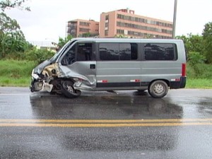 Van também ficou destruída, mas seu ocupante não se feriu (Foto: Reprodução/TV Diário)