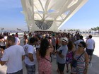 Cariocas e turistas enfrentam fila e calor por visita ao Museu do Amanhã