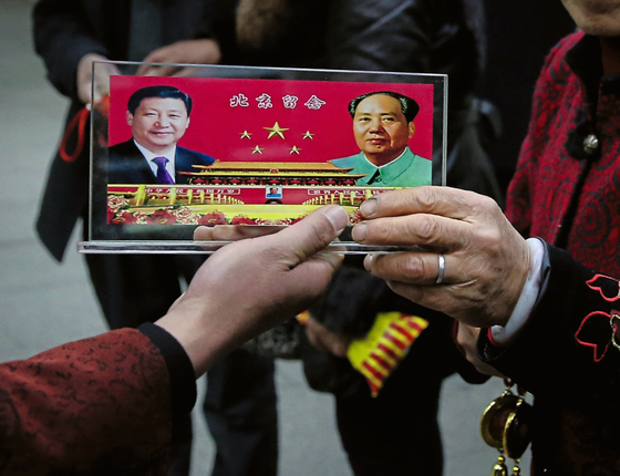 Suvenir á venda em Pequim durante o congresso do Partido Comunista.Xi foi alçado ao mesmo status de Mao (Foto:  Feng Li/Getty Images)