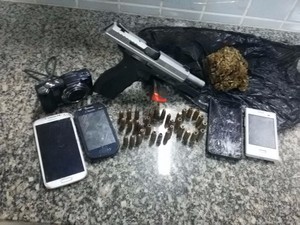 Materias foram apreendidos durante busca em casa no bairro Santa Luzia, zona Oeste da capital  (Foto: Divulgação/Polícia Militar)