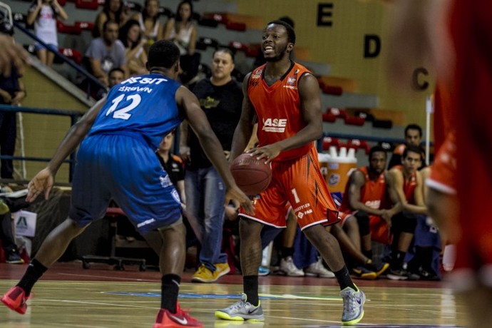 Em lance mágico, Glen Clahar finge que vai dar um passe por trás, engana o pivô Mosso e marca a cesta (Foto: Murilo Amadei/LSB)