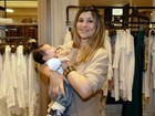 Dani Souza leva o filho de dois meses a shopping em São Paulo