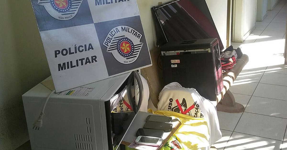 Polícia Militar recupera produtos furtados de residência - Globo.com
