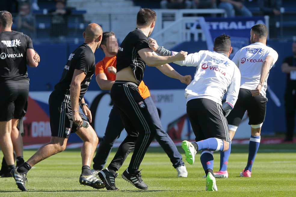 Torcedores do Bastia agridem jogadores do Lyon (Foto: AFP)
