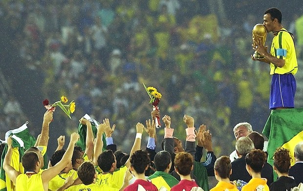 Cafu com a taça da Copa do Mundo 2002 (Foto: Getty Images)