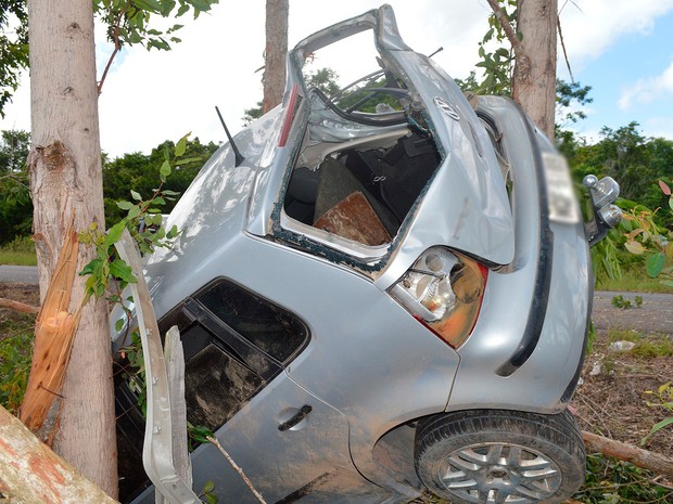 Carro ficou preso entre árvores após acidente em Prado, na Bahia (Foto: Claydson Motta/ Prado Notícia)