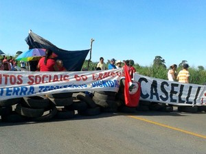 Com pneus, manifestantes bloqueiam trecho da BR-163 em Itaúba. (Foto: Josimara Cristina/ Arquivo pessoal)