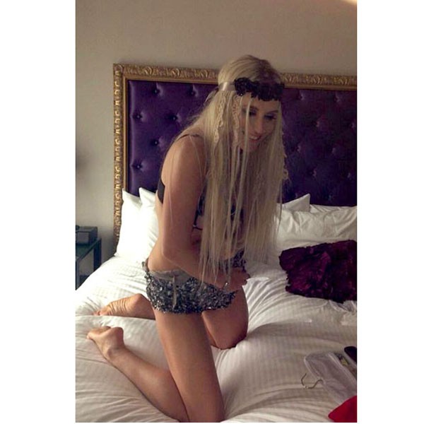 A cantora Ke$sha postou em seu Instagram uma foto na qual aparece com pouca roupa em cima da cama. (Foto: Reprodução)