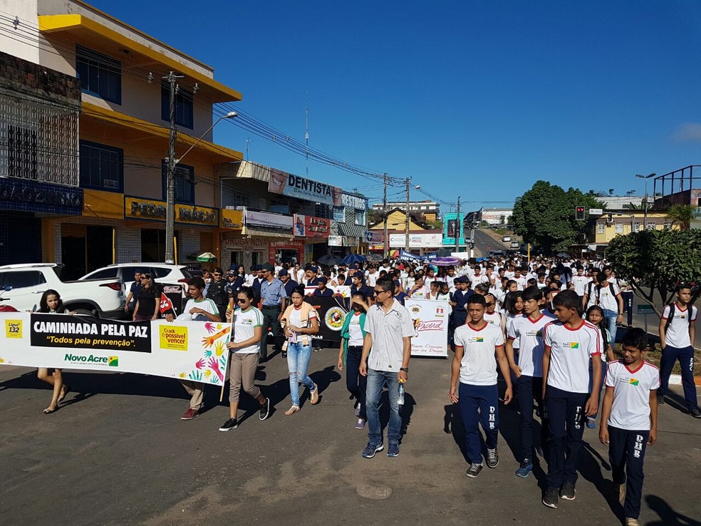 Alunos seguravam cartazes para pedir paz nas ruas de Cruzeiro do Sul (Foto: Anny Barbosa/ G1)