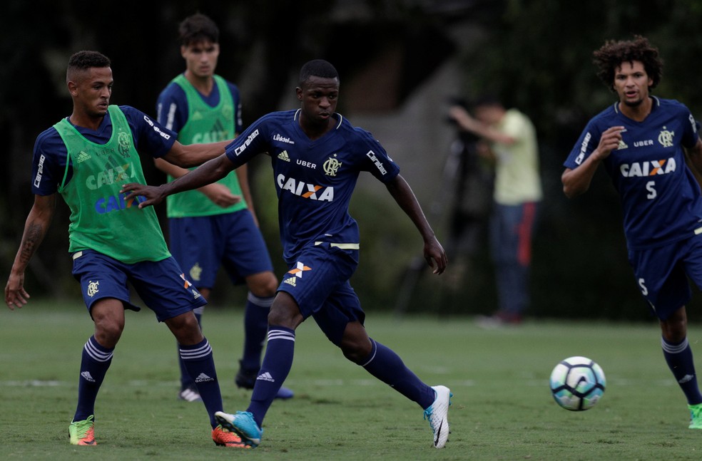 Vinicius Junior em ação em seu primeiro treino no campo com bola com os profissionais (Foto: REUTERS/Ricardo Moraes)
