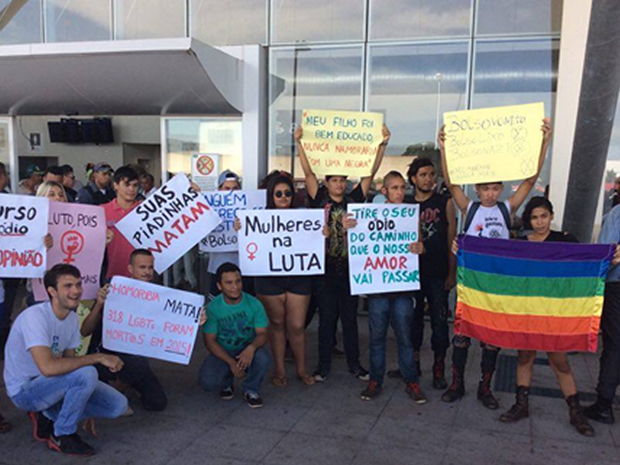 Estudantes carregavam cartazes com mensagens contra Bolsonaro (Foto: Foto: Cassyo Ander/Arquivo Pessoal) Estudantes carregavam cartazes com mensagens contra Bolsonaro (Foto: Foto: Cassyo Ander/Arquivo Pessoal)