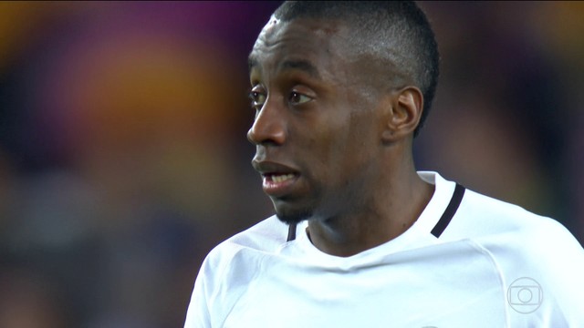 <p>
 <span class="msg"><strong>Su&aacute;rez levanta na &aacute;rea, Marquinhos d&aacute; bobeira, Iniesta ganha a disputa e toca de calcanhar para o meio, Kurzawa tenta cortar, mas erra e toca contra o pr&oacute;prio gol.<br />
 </strong></span></p>
