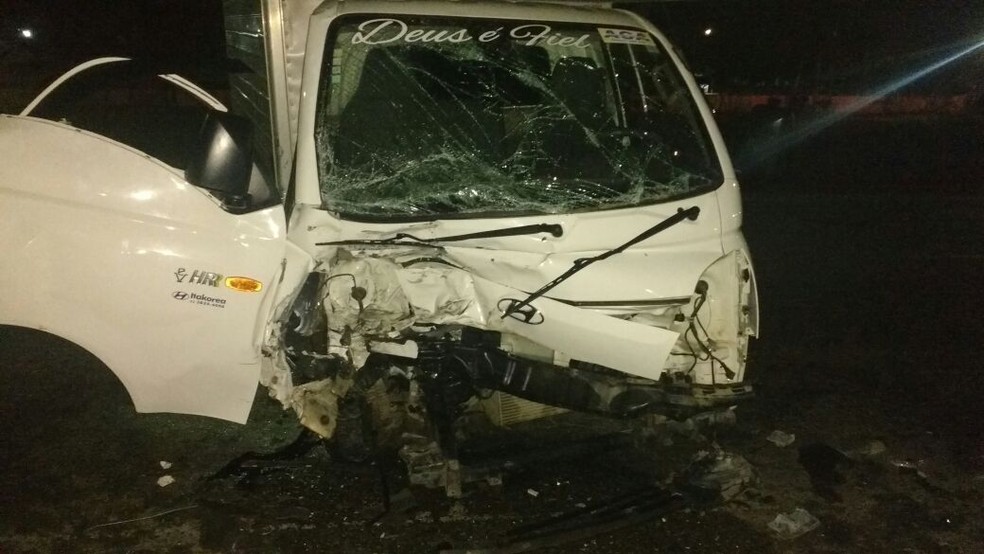 O motorista da caminhonete teve ferimentos leves. (Foto: Divulgação/BPRv)