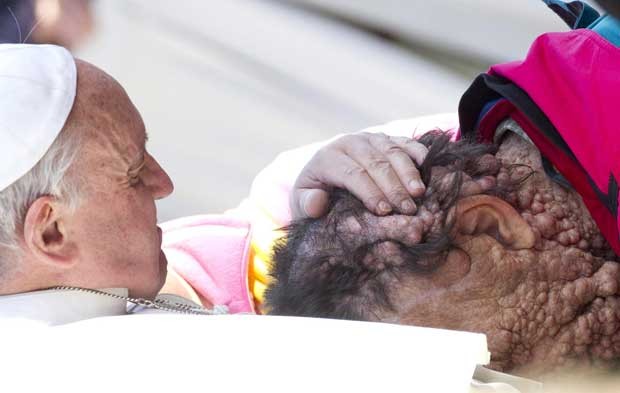 Papa Francisco consola uma pessoa visivelmente enferma nesta quarta-feira (6) durante audiência geral (Foto: EFE)