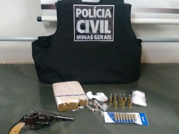 Arma, munições e drogas foram levadas para delegacia (Foto: Polícia Civil/Divulgação)