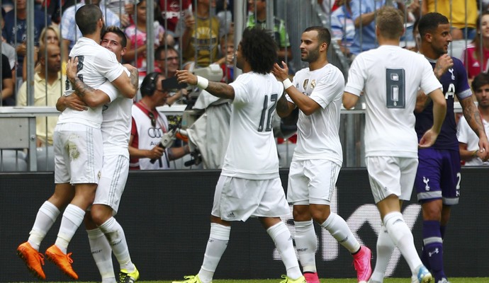 Isco e James Rodríguez se abraçam Marcelo, Jesé e Kroos comemoram gol Real Madrid x Tottenham Hotspur (Foto: REUTERS/Michaela Rehle)