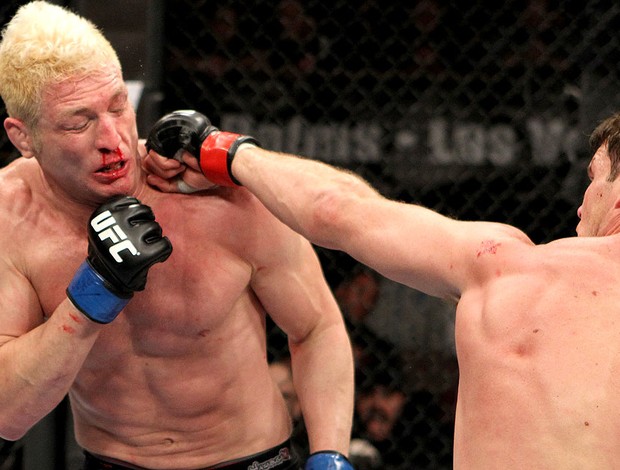 Michael Bisping golpeia Jason Miller durante luta do MMA (Foto: Getty Images)
