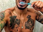 Sem camisa, ex-BBB Fernando escova os dentes e ganha elogios