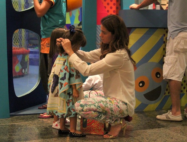 Giovanna Antonelli com as filhas gêmeas Sofia e Antônia em shopping no Rio (Foto: Marcus Pavão/ Ag. News)