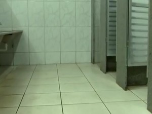 Criança foi encontrada dormindo no banheiro da escola (Foto: Reprodução / TV TEM) Criança foi encontrada dormindo no banheiro da escola (Foto: Reprodução / TV TEM)
