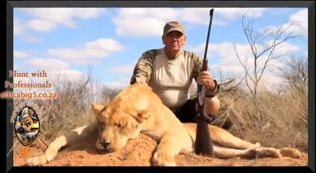 No vídeo divulgado pelo safári mostra o ator norte-americano R. Lee Ermey com uma leoa morta e uma arma na mão. (Foto: Reprodução/YouTube/HuntinWithTheJudge)