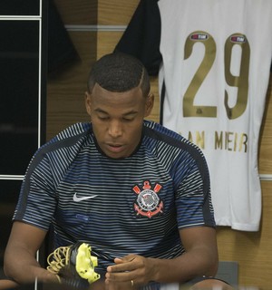Fora dos planos do Corinthians, Alan Mineiro avalia propostas da Série B