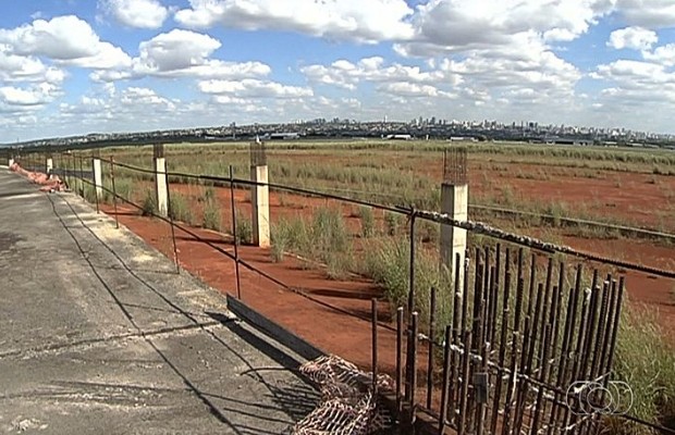 Obras no aeroporto já haviam sido paralisadas por denúncias de superfaturamento (Foto: Reprodução/TV Anhanguera) Obras no aeroporto já haviam sido paralisadas por denúncias de superfaturamento (Foto: Reprodução/TV Anhanguera)