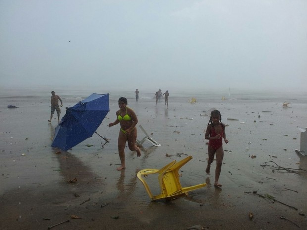 Banhistas correram da praia no momento da ventania (Foto: Larissa Lopes/Internauta)