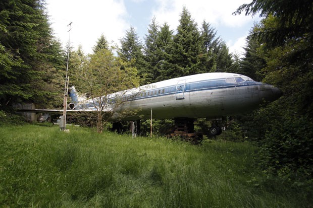 O Boeing 727 que é a casa de Bruce Campbell é visto em meio a uma floresta no subúrbio de Portland, no Oregon, Estados Unidos (Foto: Steve Dipaola/Reuters)