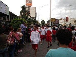 Jogadores do Atlético Paraná chegam ao Hospital Escuela Cristian Gómez (Foto: Reprodução de Twitter @vermudeportivo)