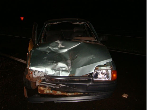 Foto mostra um dos carros que se envolveu no acidente. O condutor seguia em alta velocidade e não tinha habilitação para dirigir (Foto: Divulgação / PRF)