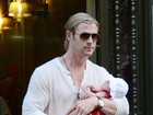 Chris Hemsworth, o Thor, passeia com a filha recém-nascida