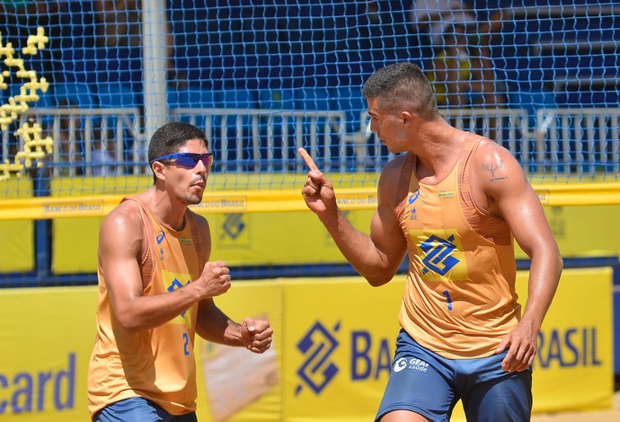  Álvaro e Saymon são os campeões da temporada  (Foto: Guilherme Ferrari/MPIX/CBV)