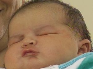 Bebê nasceu com quase 6 kg na Maternidade da Santa Casa. (Foto: reprodução/TV Tem)