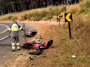Dois motociclistas morreram após colisão frontal em rodovia de São Pedro (Foto: Reprodução/EPTV) Dois motociclistas morreram após colisão frontal em rodovia de São Pedro (Foto: Reprodução/EPTV)